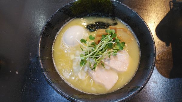 「鶏白湯らーめん」@餃子とりしょうの写真