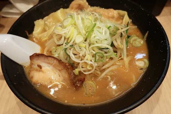 「味噌ワンタンメン　800円」@肉厚わんたん麺と手作り焼売 ら麺亭 浅草支店の写真