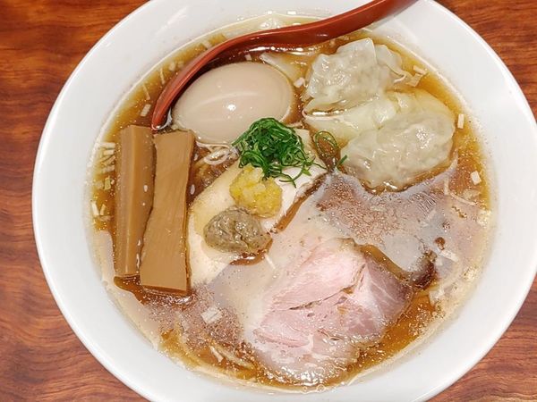 「特製醤油そば（肉ワンタンに変更）」@三馬路 東京店の写真