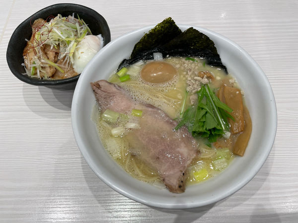 「特製濃厚鶏白湯ラーメン炙りバラ焼豚丼セット(ハーフ)」@麺処 景虎 produced by ほん田の写真