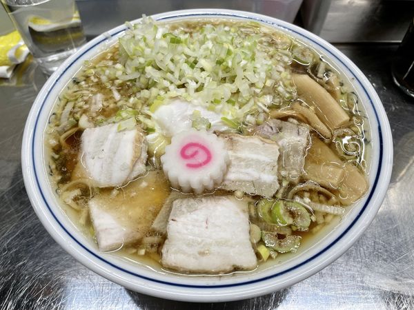 「サッポロ赤星＋チャシュー皿 → チャシューメン＋半熟玉子」@中華そば みたかの写真