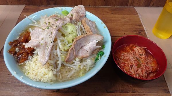 「ラーメン（750円）＋バラしゃぶ＋ほぐし豚　ニンニクアブラ」@ラーメン二郎 池袋東口店の写真