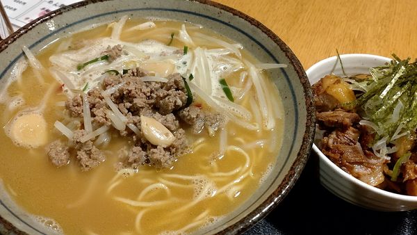 「台湾ラーメン750円税込+チャーシュー丼300円税込」@めん処 酒家 咲はるの写真