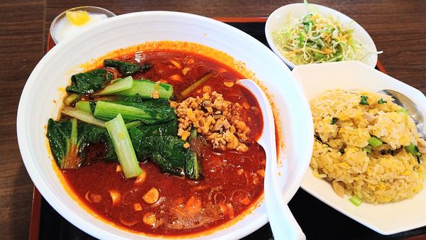 「麻辣刀削麺、半チャーハンセット」@洪記餃子の写真