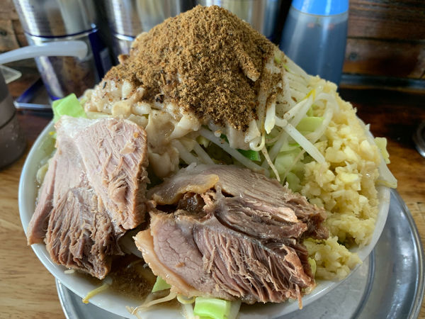「大ラーメン　ヤサイマシニンニクアブラ魚粉マシマシ」@麺でる 多摩センター店の写真