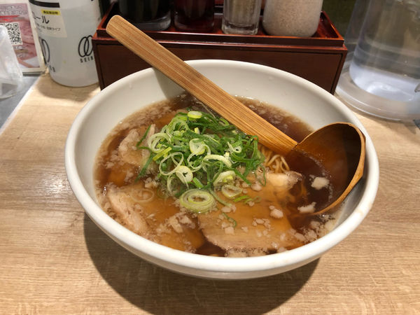 「新京都濃厚醤油ラーメン」@よってこや 新宿南口店の写真