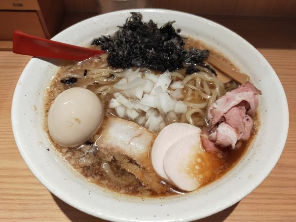 「背脂醤油ラーメン」@焼きあご塩らー麺 たかはし アトレ川崎店の写真