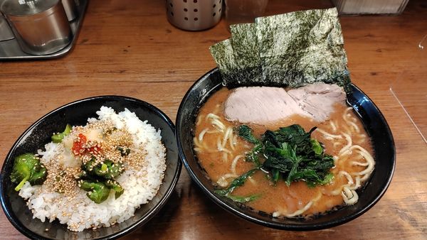 「ラーメン　硬め、濃い、多め」@横浜家系らーめん 武道家 吉祥寺店の写真