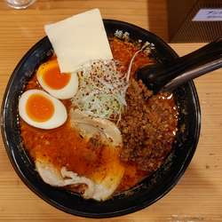 赤辛味噌らーめん 倍辛 バター 味玉(半玉) おろしにんにく ピ