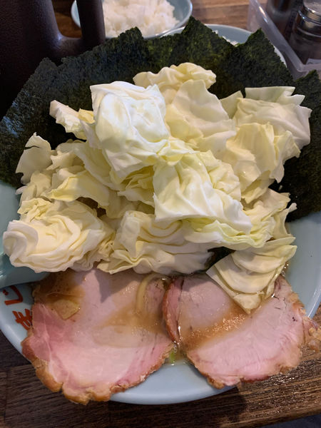 「ラーメン中　生キャベツ　ノリ」@豚骨醤油ラーメン まじめ家の写真