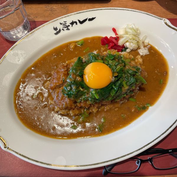 「とんかつほうれん草カレー＋生玉子」@上等カレー 渋谷本店の写真