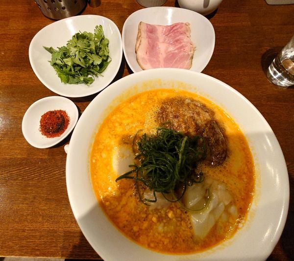 「特製担々麺＋チャーシュー＋パクチー＋麻辣醤」@創作麺工房 鳴龍の写真