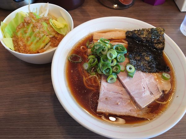 「丸鶏の醤油そば820円＋ジロめし(ﾗﾝﾁｻｰﾋﾞｽ)」@INOSHOWの写真
