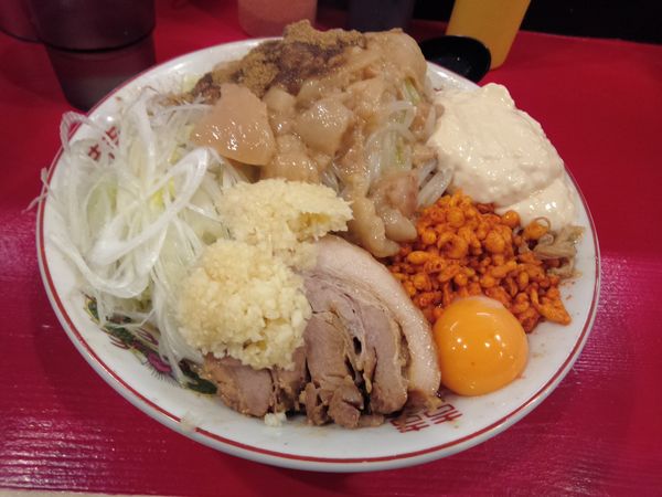 「まぜそば（小）９００円、野少、ニン背マヨましまし、からあげ」@ラーメン鷹の目 北千住店の写真