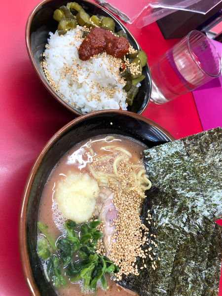 「ラーメン　ライス」@横浜ラーメン 武蔵家 北千住西口店の写真