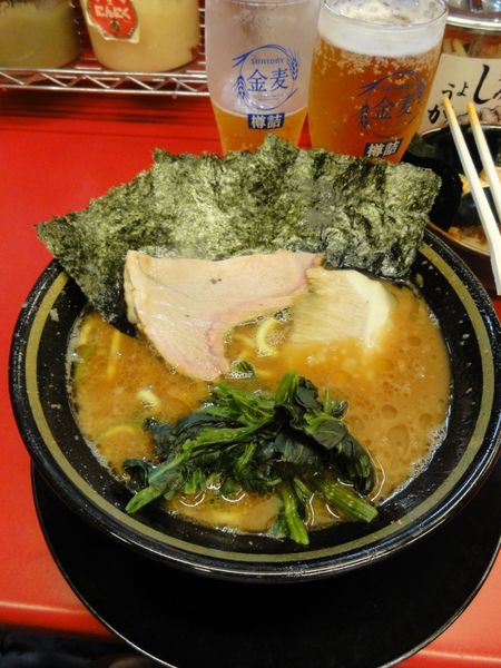 「ラーメン硬め700円🍺🍺🍺」@柏 王道家の写真