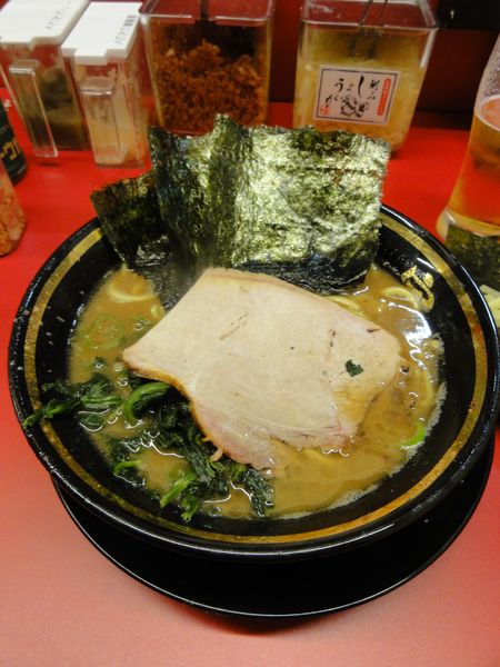 「ラーメン硬700円半ライス60円🍺🍺🍺」@家系ラーメン王道家直伝 との丸家 松飛台店の写真