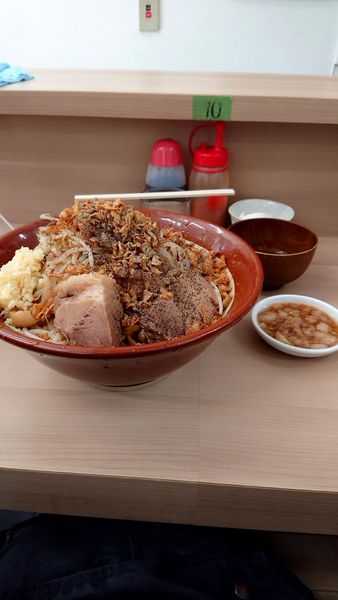 「汁無し900円500g生卵50円チーズ50円」@ラーメン荘 歴史を刻め 世田谷店の写真