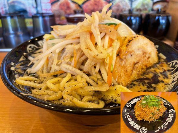 「味噌ブラックラーメン840円、ハーフ焼き飯350円」@味噌のジョー 牛久店の写真