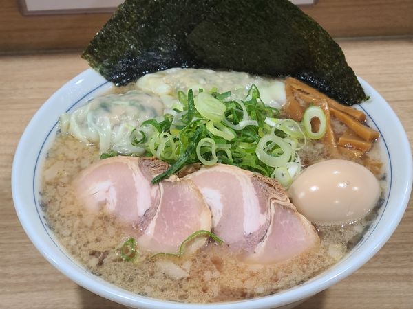 「背脂醤油ラーメン大」@覆めん 花木の写真
