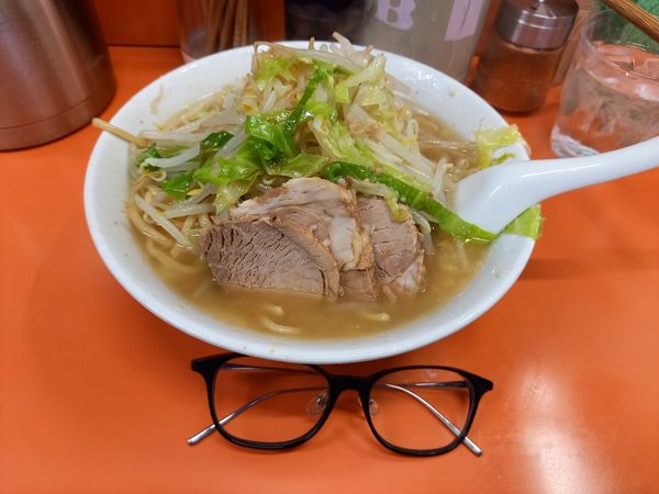 「豚入りラーメン(にんにく少し・野菜・あぶら)」@らーめん いごっそうの写真