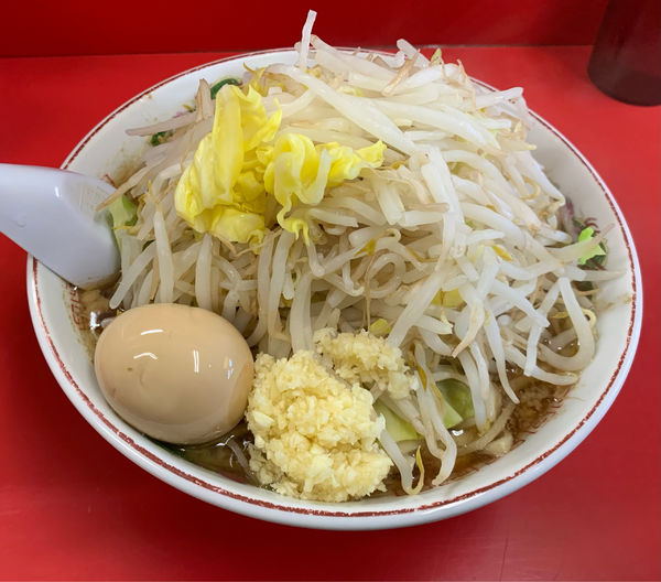 「ラーメン＋豚２枚＋味玉　ニンニク・野菜マシ」@赤ひげラーメンの写真