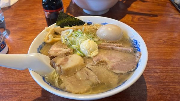 「塩チャーシュー麺、バター煮玉子トッピング」@貝だし地鶏中華そば あん藤 えのしま店の写真