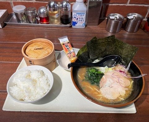 「焼売ランチ ラーメン＋焼売2個＋ライス　850円」@家系らーめん 西鎌家の写真