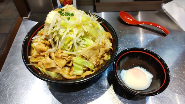「みそラーメン(ドカ盛)と温泉玉子トッピング」@麺創研 紅 府中の写真