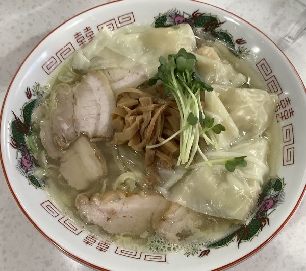 「チャーシ極太平打ち手揉み麺の煮干し中華そば　塩　＋　ワンタン」@ラーメン星印の写真
