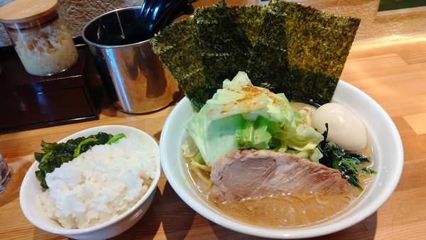 「キャベツラーメン（味玉）&サービスライス」@横浜家系ラーメン おか家の写真