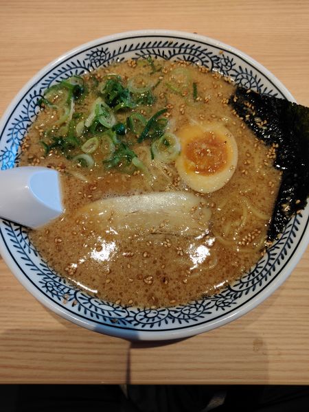 「熟成醤油とんこつ　白」@丸源ラーメン 大泉学園店の写真