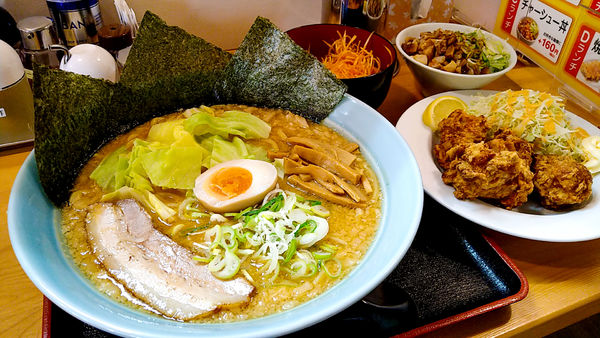 「限定/濃厚味噌ラーメン+辛ネギ+唐揚げ+チャーシュー丼　他」@優勝軒 狭山店の写真