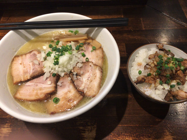「濃厚鶏白湯太麺チャーシュー乗せ」@麺屋ことぶきの写真