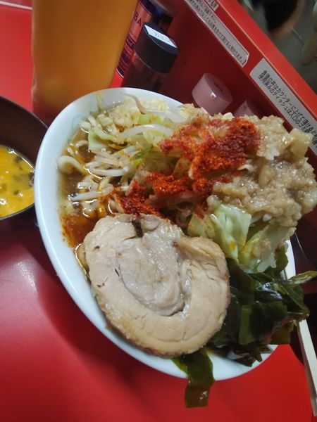 「スパイ酢ラーメン・麺増640（麺硬・脂・大蒜・唐辛子・ワカメ」@ハナイロモ麺 吉祥寺本店の写真
