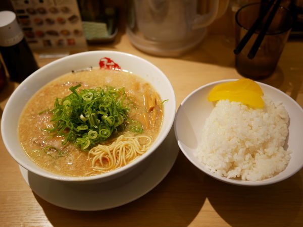 「ラーメン 麺30秒硬め＋脂多め＋セルフ辛め＋セルフ唐辛子多め」@京都銀閣寺 ますたにラーメン 日本橋本店の写真