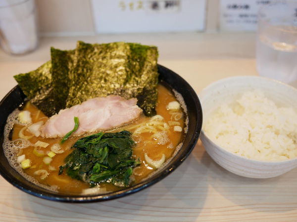 「ラーメン 並盛 麺硬め＋味濃いめ＋油多め＋サービスライス」@麺家 千祥の写真