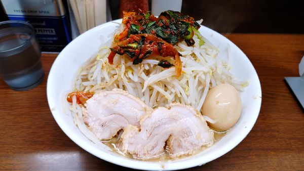 「大・味つけ玉子・ニラキムチ(ヤサイカラメ)¥990」@ラーメン二郎 横浜関内店の写真