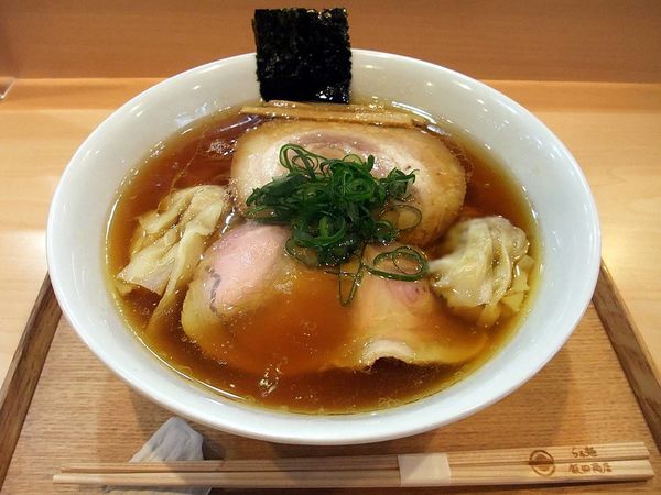 「わんたん入りしょうゆらぁ麺」@飯田商店 湯河原本店の写真