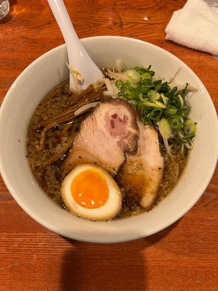 「溜まり醤油イナブラックラーメン」@麺屋二八の写真