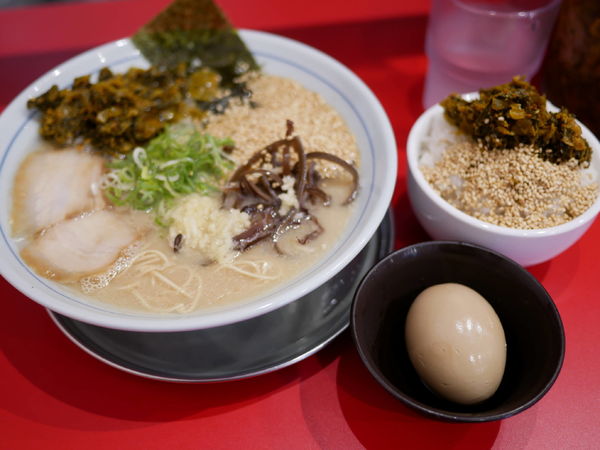 「本場博多ラーメン 粉落とし＋サービス味玉＋ライス」@本場博多ラーメン せまかっちゃん 神田店の写真