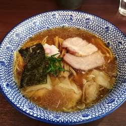 ワンタン麺　醤油　890円