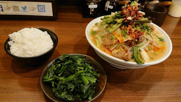 「味噌モツラーメン ホウレン草 半ライス」@横浜らーめん 七七家の写真