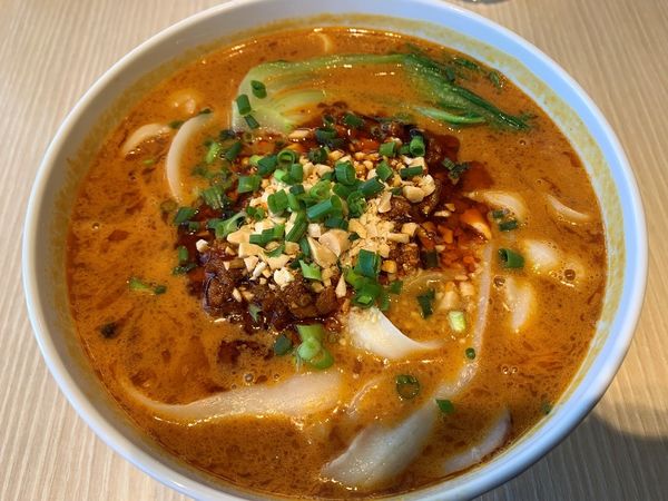 「坦々麺（太麺）/坦担刀削湯麺」@麻辣大学 上野店の写真