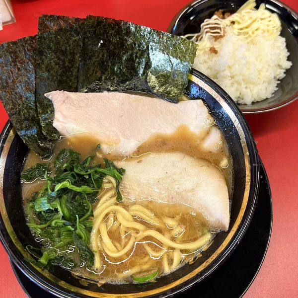 「ラーメン＋半ライス＋豚トロ」@家系ラーメン王道家直伝 との丸家 松飛台店の写真