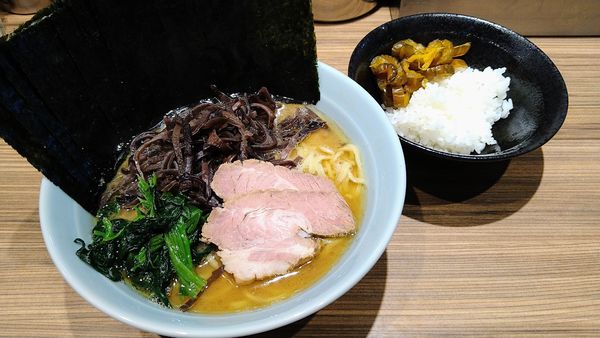 「ラーメン(味濃いめ･麺硬め)+海苔･キクラゲ･ライス」@横浜らーめん渡来武 総本店の写真