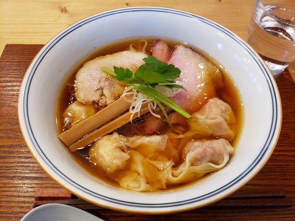 「わんたん入り醤油らぁ麺+海老ワンタン」@Ramen FeeLの写真