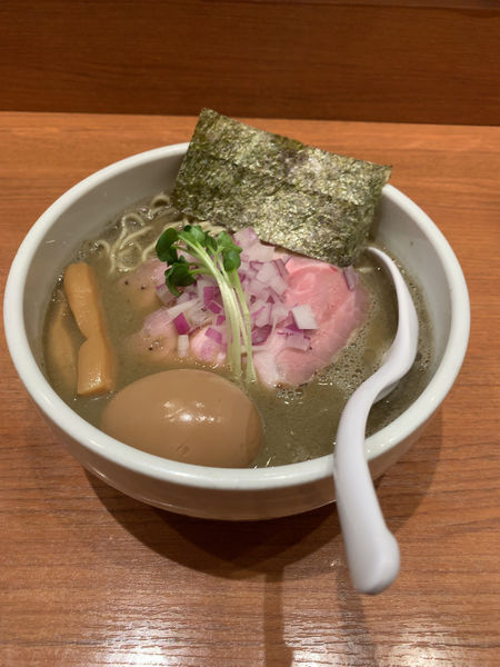「銀の煮干そば(850円)」@煮干中華そば 鈴蘭 新宿店の写真