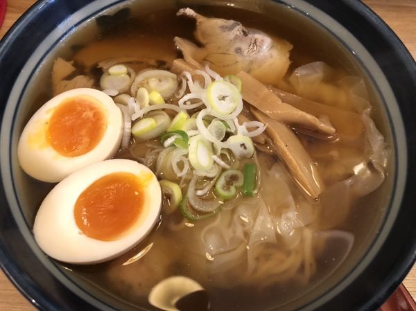 「煮たまご入りワンタンメン」@ワンタンメンの満月 三鷹店の写真