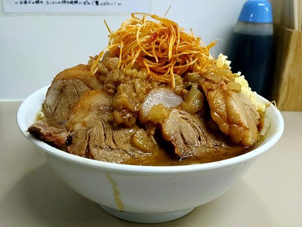 「＜R4.2.28更新 豚ラーメン300g（＋辛ねぎ＋生卵）＞」@夢を語れ 山梨の写真